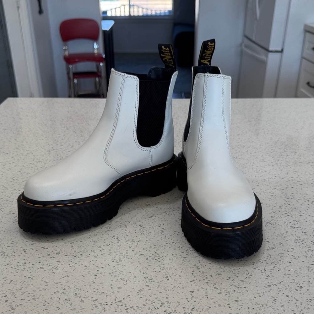Dr. Martens White Ankle Chelsea Boots – Excellent Condition size US M 6/W 7